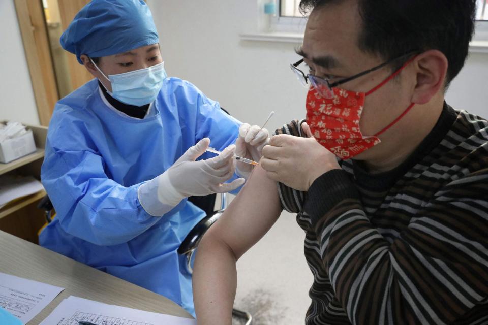 CHINA: Un trabajador médico administra una dosis de la vacuna contra el coronavirus Covid-19 a un hombre en un centro de salud comunitario en Nantong, en la provincia de Jiangsu, en el este de China, el 2 de marzo de 2021.