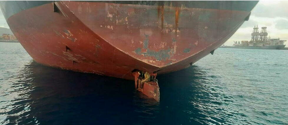 Les trois hommes ont passé les onze jours de traversée à 50 centimètres de l'eau.   - Credit:SALVAMENTO MARÍTIMO/Twitter