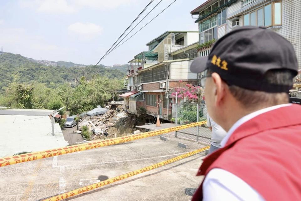 3日花蓮近海地震，新店安坑社區安泰路因地震坡地滑落，第一時間撤離13名居民安置。（翻攝自侯友宜臉書）