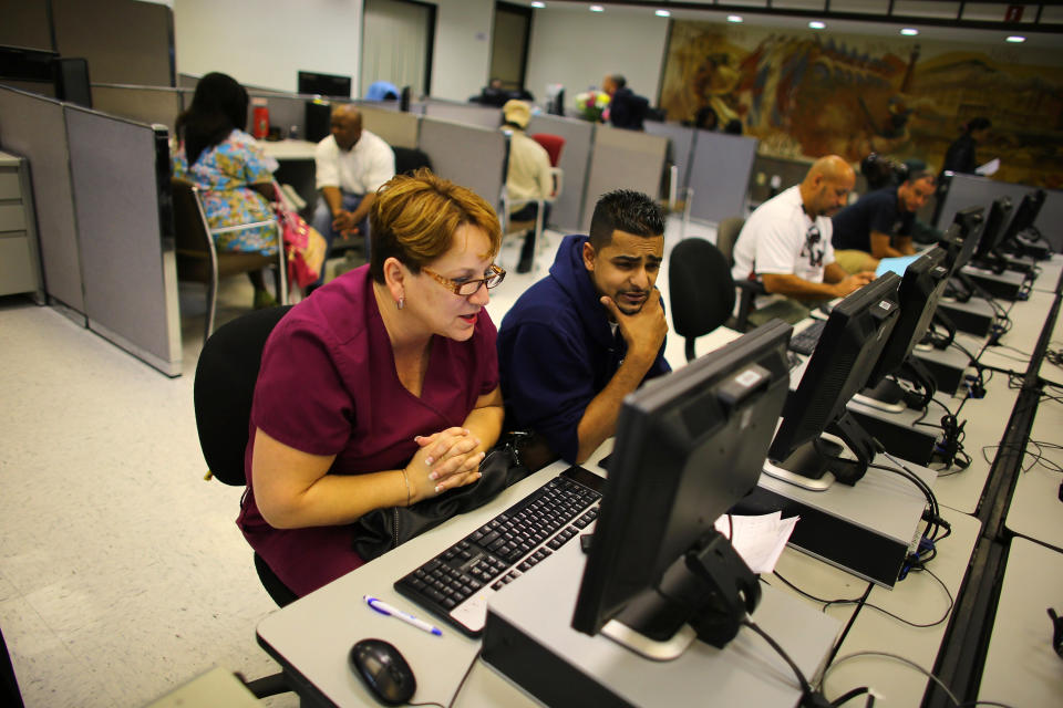 Gente buscando trabajo en Miami, Florida (EEUU), el 1 de febrero de 2013.