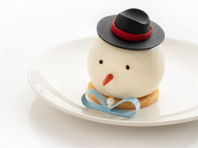 文華餅房也推出多款聖誕線訂蛋糕，包含超可愛的耶誕小雪人帕馬森起司戚風蛋糕。（圖／台北文華東方酒店提供）