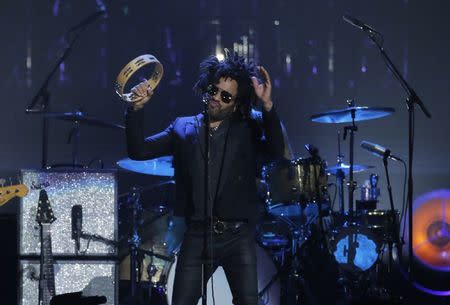 32nd Annual Rock & Roll Hall of Fame Induction Ceremony - Show – New York City, U.S., 07/04/2017 – Lenny Kravitz performs a tribute to Prince. REUTERS/Lucas Jackson