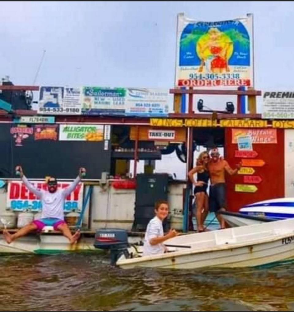 Una foto sin fecha de Jay's Sand Bar Food Boat antes de que se hundiera a primera hora de la tarde del domingo 8 de mayo de 2022. Jay's Sand Bar Food Boat