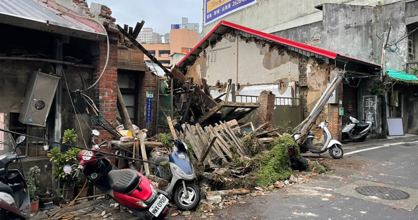 水碓老宅歷史悠久，8日時卻被建方人馬在「清水溝」時弄垮。（圖／翻攝畫面）