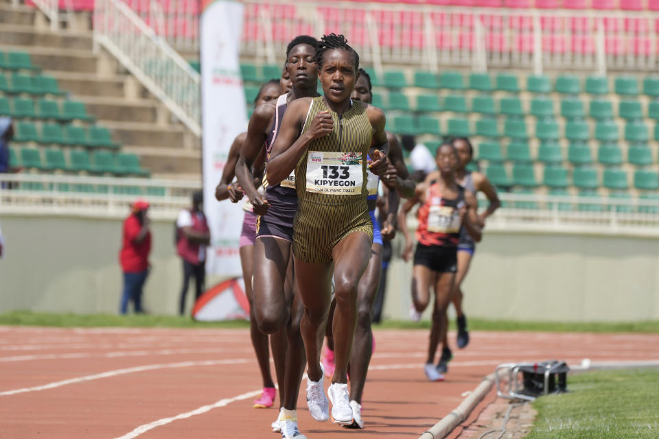 ARCHIVO - Faith Kipyegon lidera en la final de los 1.500 metros femenino del Preolímpico de Kenia rumbo a los Juegos Olímpicos de París 2024, en Nairobi, el 15 de junio de 2024. (AP Foto/Brian Inganga)