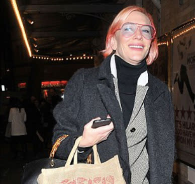 Statt blonder Locken, ein pinker Bob! So wurde Cate Blanchett jetzt in London gesichtet. Dazu noch linke Aviator-Brille mit hellblauen Gläsern. Ganz sicher nicht Cates bester Look. (Bild: splash news)