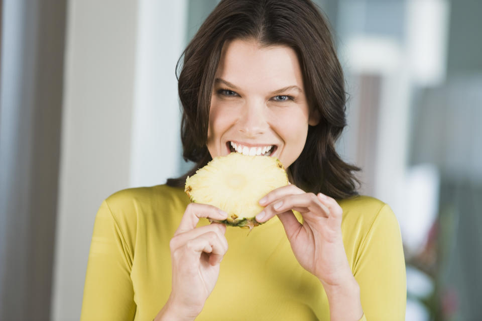 Frutas y verduras son aliados esenciales para aportar fibra al organismo, e incluso algunos alimentos como la piña, son también antiinflamatorios. (Getty Creative)