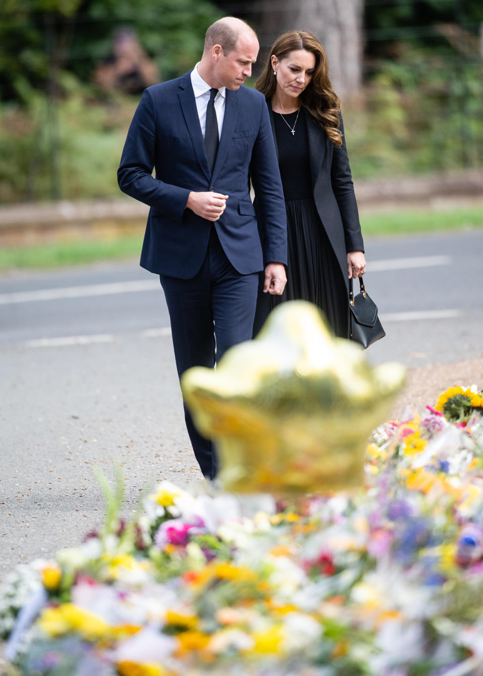 William and Kate look at tributes