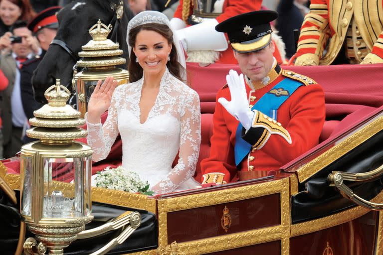 William y Kate Middleton en el 2011 en el tradicional paseo en carroza luego de dar el “Sí quiero” en la Abadía de Westminster.