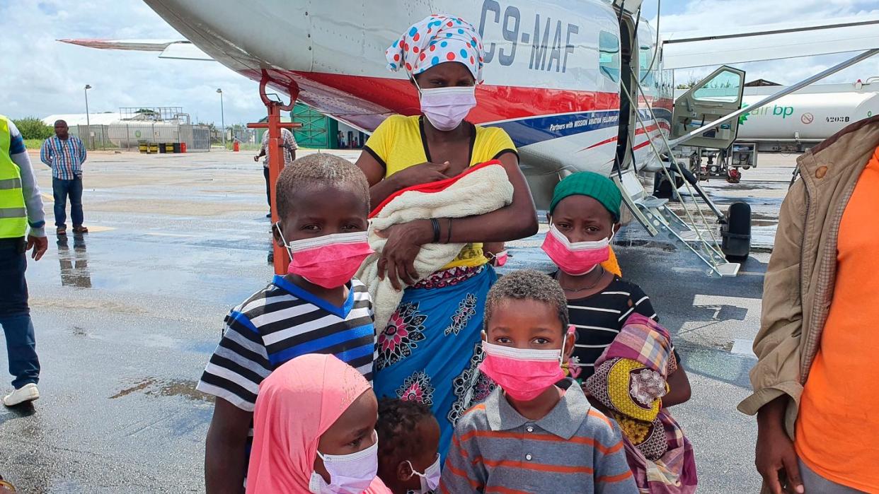 Eine Familie auf dem Rollfeld des Flughafens der Provinzhauptstadt Pemba. In Mosambik sind nach Angaben des Welternährungsprogramms (WFP) annähernd eine Million Menschen infolge von Terror und Gewalt vom Hunger bedroht.