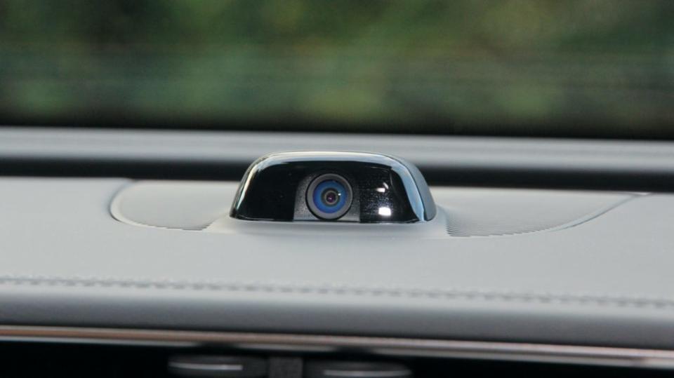 這套MBUX Supercreen系統能夠透過視訊鏡頭，在車上召開視訊會議或者錄製影片。(圖片來源/ 地球黃金線)