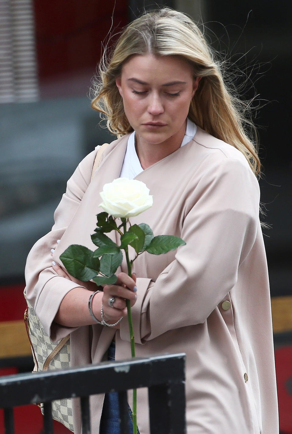 <p>A woman holds a flower as a tribute in the London Bridge area of London, June 4, 2017. (Photo: Neil Hall/Reuters) </p>