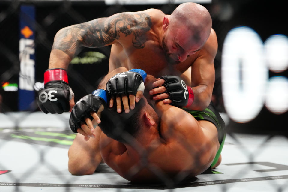 Alexander Volkanovski (red gloves) fights Yair Rodriguez (blue gloves) during UFC 290 at T-Mobile Arena. (Stephen R. Sylvanie, USA TODAY Sports)