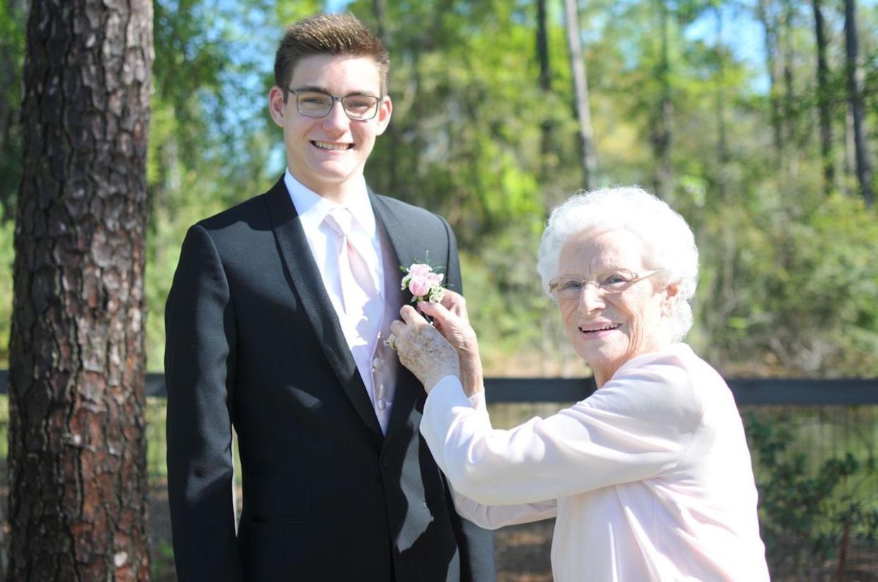 Der Teenager Connor Campbell hat seine Oma zum Schulball eingeladen. (Bild: The Summerville Journal Scene)