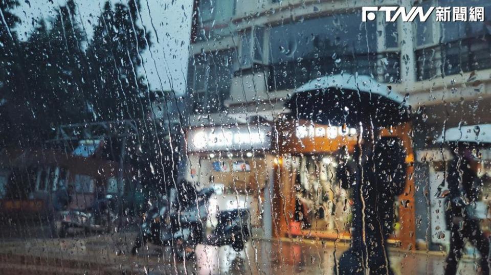 近日台北不僅受炎熱高溫籠罩，午後更常常突然下起大雨，有時雨勢甚至持續到晚上，使得許多民眾深受困擾。（圖／示意圖／Unsplash）