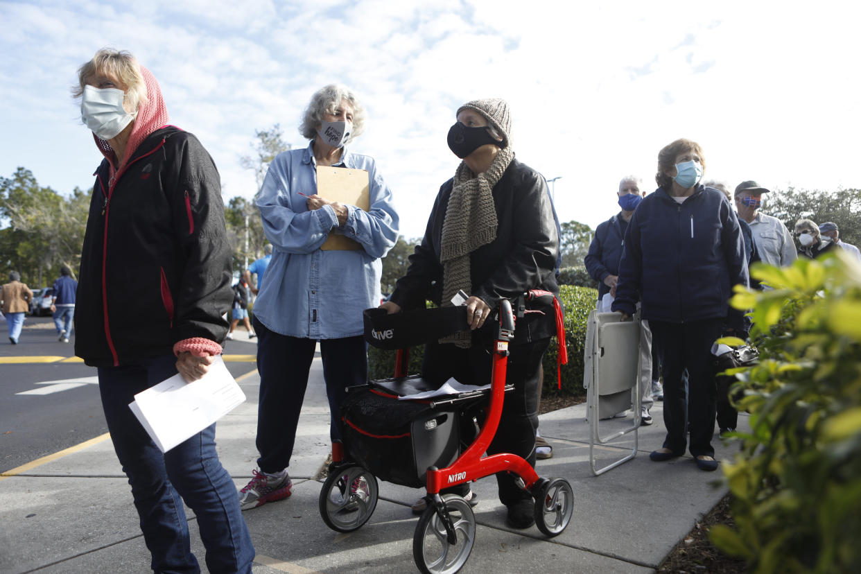 Barbara Johnston, a la izquierda, y Paula Richards esperan en la fila el 29 de diciembre de 2020, en la Biblioteca Regional del condado East en Lehigh Acres, Florida, donde el Departamento de Salud de Florida en el condado de Lee está ofreciendo una cantidad limitada de vacunas contra la COVID-19 a trabajadores sanitarios de alto riesgo en la primera línea de defensa y a las personas mayores de 65 años. (Octavio Jones/The New York Times).