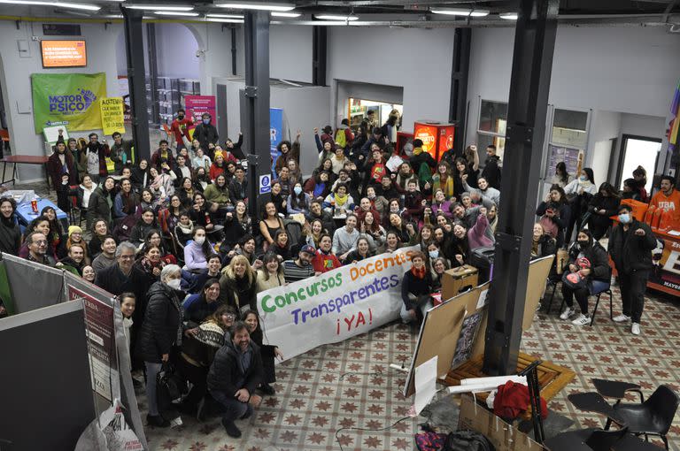 Docentes de musicoterapia de la UBA dictan clases públicas como medida de protesta