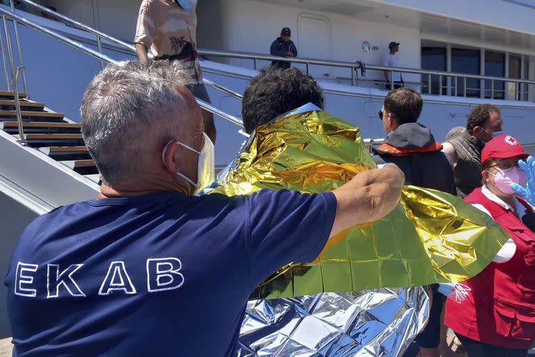  Según las autoridades, 104 personas han sido rescatadas hasta el momento tras el incidente ocurrido a primera hora del miércoles a unos 75 kilómetros al suroeste de la región del Peloponeso, en el sur de Grecia 