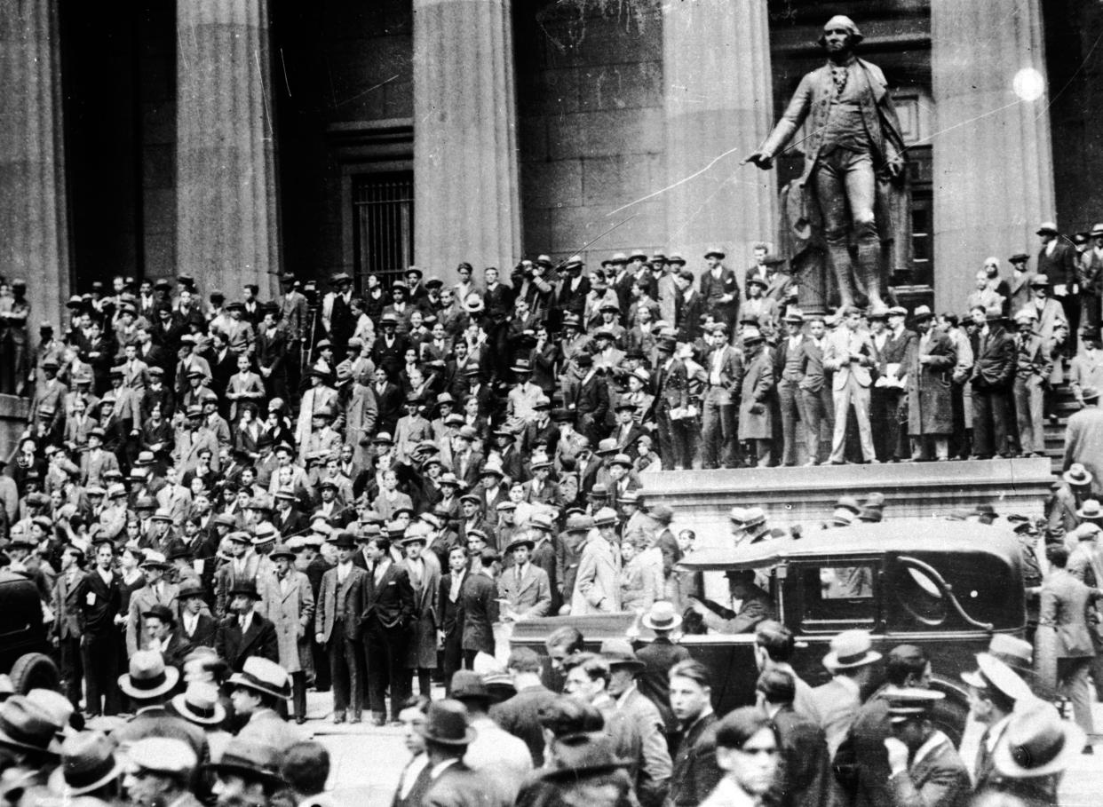 Huge crowds outside the Sub Treasury Building (now Federal Hall National Memorial) and the statue of George Washington, opposite the Stock Exchange, New York, at the time of the Wall Street Crash, October 1929