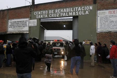 Relatives of inmates wait for news during violent clashes between inmates, at the entrance of Palmasola Penitentiary Complex on the outskirts of Santa Cruz August 23, 2013. REUTERS/Stringer