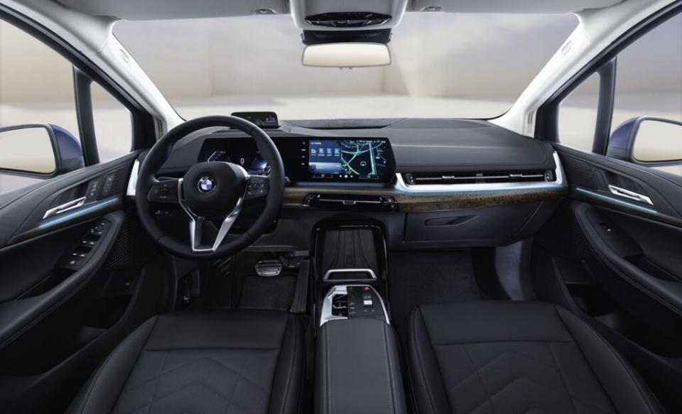 全新BMW 218i Active Tourer Luxury限量版導入備受矚目的全新BMW Operating System 9使用者介面，讓車主擁有更直覺的數位化體驗。搭配全新BMW進階數位服務，大幅提升整體情境氛圍的沉浸式用車體驗[新聞照片四] 極具辨識度的 C 型 LED 尾燈，不但承襲X家族的大膽風範，加上車身同色烤漆輪拱設計，打造超越級距的豪華跑格設定。(圖片提供：汎德)