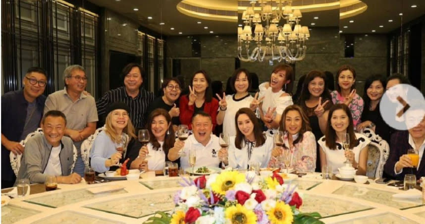 曾志偉最近與一群1993年參選的香港小姐聚會。（圖／翻攝自郭可盈IG）
