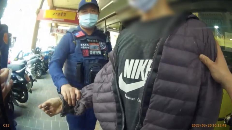 男子口袋藏有毒品員警查獲。（新北市保安警察大隊提供）
