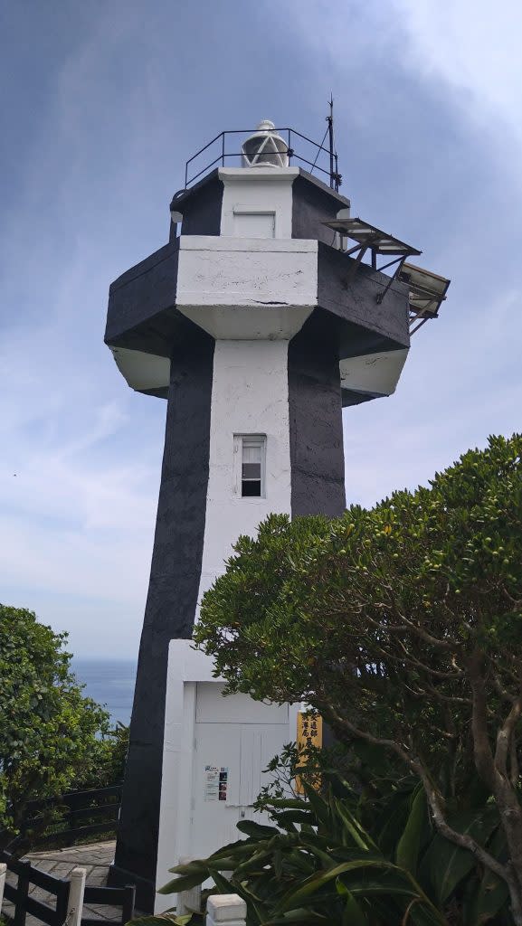 基隆嶼環海步道增設遮陽賞景設施，攻頂有基隆嶼燈塔。（記者王慕慈攝）