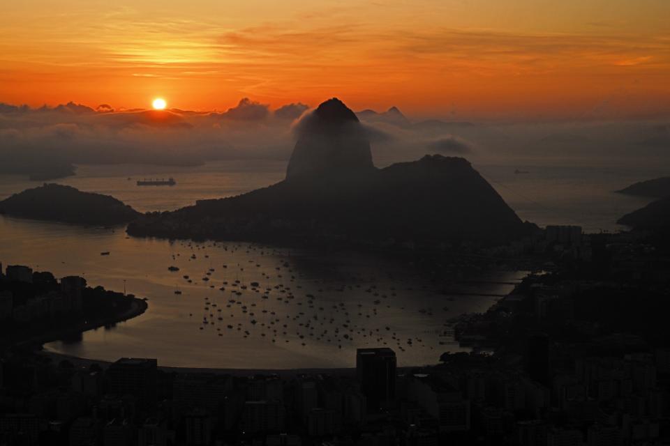<span>Un coucher de Soleil au-dessus du mont du Pain de Sucre à Rio de Janeiro, au Brésil, le 24 mars 2023</span><div><span>Carl DE SOUZA</span><span>AFP</span></div>