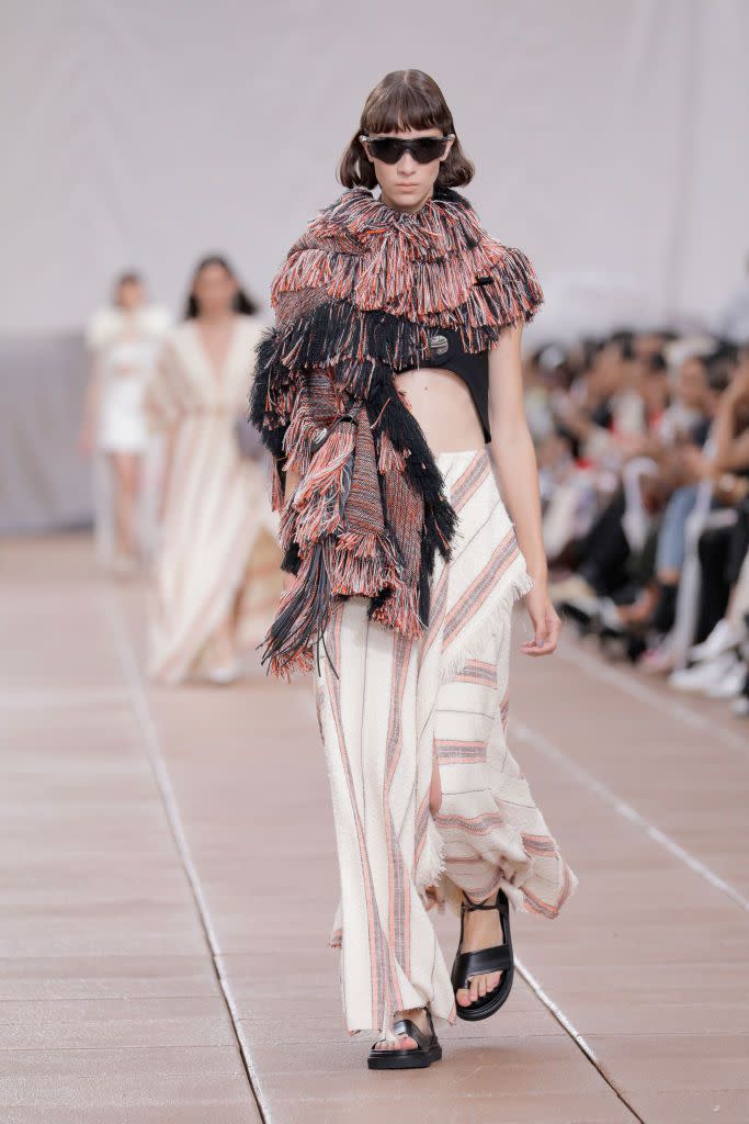 <h3>3.1 PHILLIP LIM</h3><p>雖然紐約連日大雨，卻影響不了3.1 Phillip Lim 2019春夏系列的悠閒好心情。整場服裝秀從熱帶叢林的蟲鳴鳥叫聲中揭開序幕，宛如民俗風的編織條紋與手作感流蘇，搭配泳裝式剪裁上衣與不規則或開叉裙襬，從清爽的白色調，到1970年代的嬉皮色彩印花，將喧囂的城市先擺一旁，輕鬆步上時尚摩登的雨林之旅。</p><cite>Getty Images</cite>