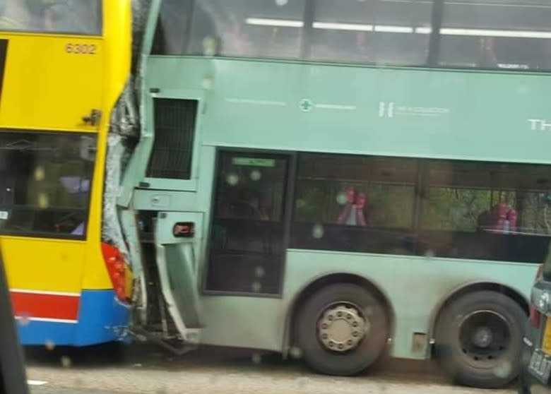 城巴車頭嚴重撞毀。(互聯網)