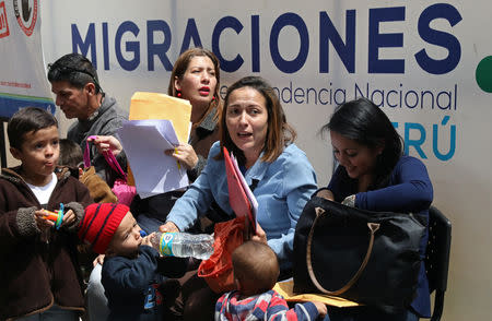 Venezuelan migrants queue to get their temporary residency permit at an immigration office in Lima, Peru August 20, 2018. REUTERS/Mariana Bazo