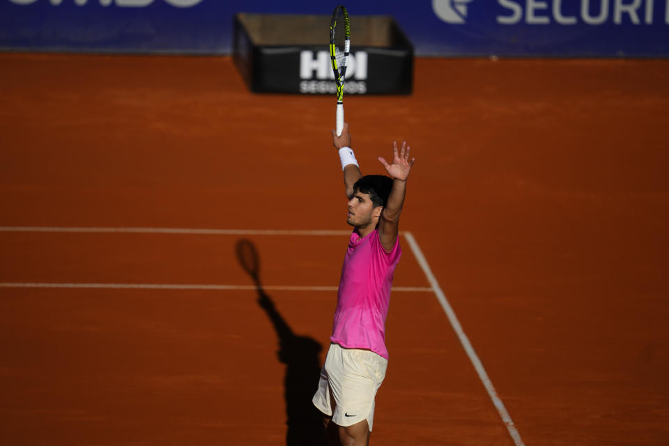 Carlos Alcaraz celebra tras vencer a Cameron Norrie en la final del Abierto de Argentina, el domingo 19 de febrero de 2023, en Buenos Aires. (AP Foto/Natacha Pisarenko)