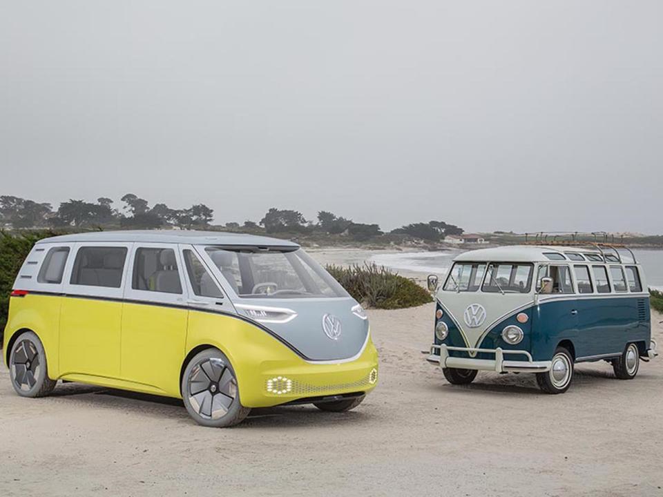 Der ID Buzz ist das neuste Modell aus dem Hause Volkswagen und kann auf legendäre Vorgänger zurückblicken. Denn bevor es den VW-E-Bulli gab, machten bereits der T1, der Syncro und andere Varianten der Mini-Busse von sich reden. Ob der Buzz genauso ein Erfolg wird? Mit einer Reichweite von 600 Kilometern bleibt er zumindest beim Thema Langstrecke, Urlaub und Freiheit dem VW-Spirit treu. (Bild-Copyright: Volkswagen)