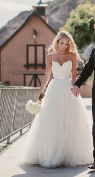 There is something very boho chic about this ethereal Jenny Packham creation.