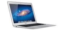 <b>MacBook Air:</b> Apple ha presentado su MacBook Air actualizado, disponible en pantallas de 11 y 13 pulgadas como anteriormente. Cuenta con los procesadores Core i5 e i7 de Intel, cámara FaCeTime de 720p, USB 3.0. y gráfica integrada en el procesador Intel GD Graphics 4000, que se traduce en gráficos un 60% más veloces y almacenamiento flash más rápido. Su memoria RAM es de 4 GB o 8GB. Tan fino como siempre, uno de sus principales atractivos reside en su ligereza: solo pesa 1,08 kg. El modelo de 11 pulgadas puedes encontrarlo desde 1049€, mientras que la versión de 13 está disponible desde 1249€.