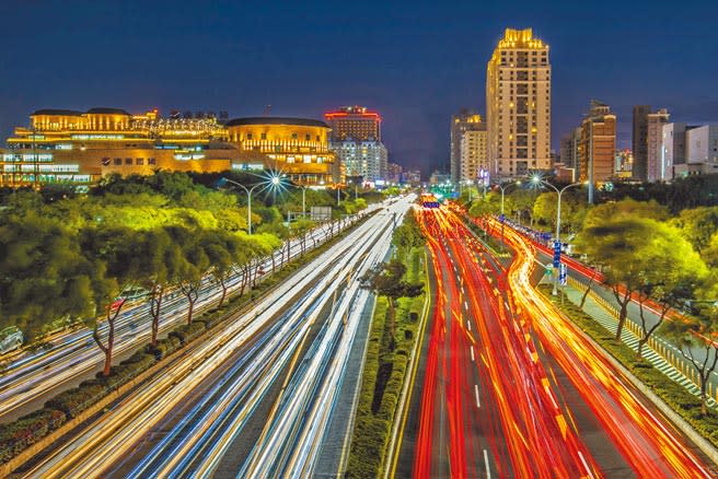 竹北市光明六路東1段交通尖峰時段車潮多，預料竹北大遠百開幕後會更壅塞。（羅浚濱攝）