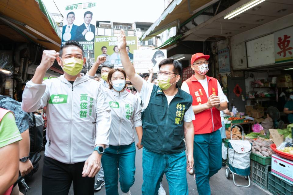 林佳龍在市場自治會會長黃永志及當地里長陪同下，來到板橋湳興市場掃街拜票。   圖：林競辦提供