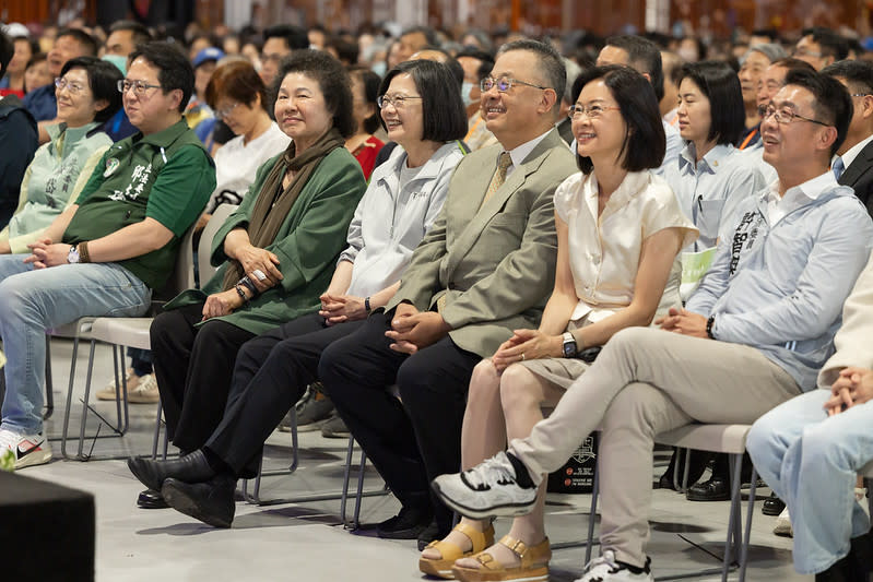 蔡英文總統及前高雄市長、現為監察院長的陳菊出席「愛 ‧ 仝心仝意」余登發 ‧ 余陳月瑛紀念音樂會。圖/總統府提供