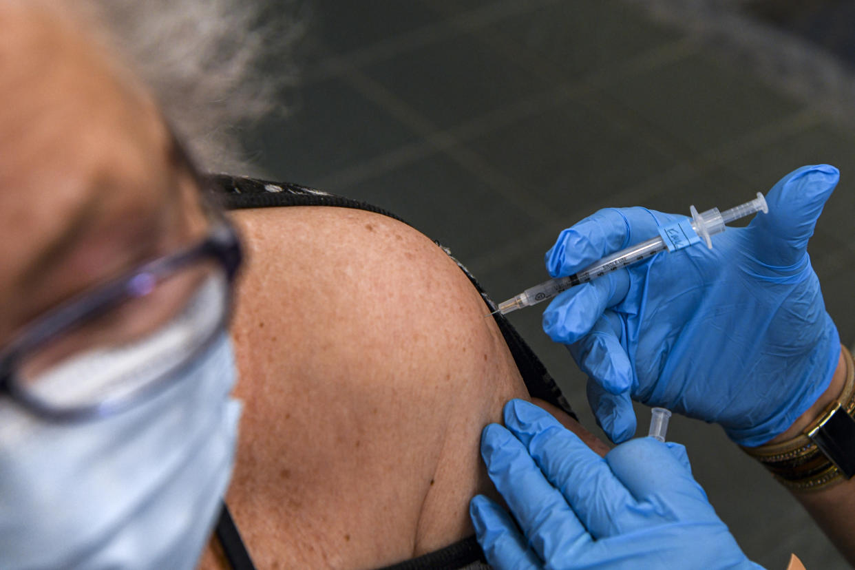 Una residente de Maryland recibe la vacuna contra el COVID-19 en el Centro Médico Meritus, en Hagerstown, Maryland, el 22 de febrero de 2022. (Kenny Holston/The New York Times)