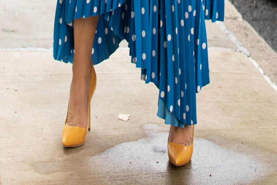 Kristin Davis’ Puff Sleeve Top, Polka Dot Skirt & Sunny Yellow Heels ...