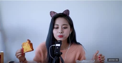 子瑜做了將近5分鐘的「超萌吃飯秀」。（圖／翻攝自YouTube-TWICE）