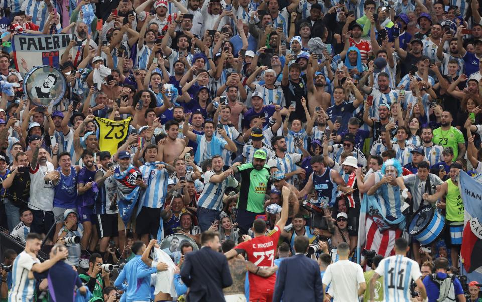 La afición argentina celebra su clasificación a las semifinales del Mundial.  Foto: Cao Can/Xinhua a través de Getty Images