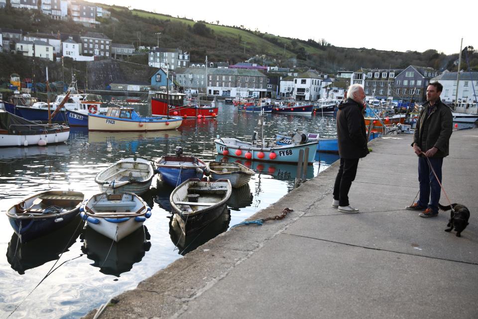 People talk in Mevagissey, amid the outbreak of coronavirus (ovid-19) in Cornwall, Britain on 26 November 2020. (REUTERS/Tom Nicholson)