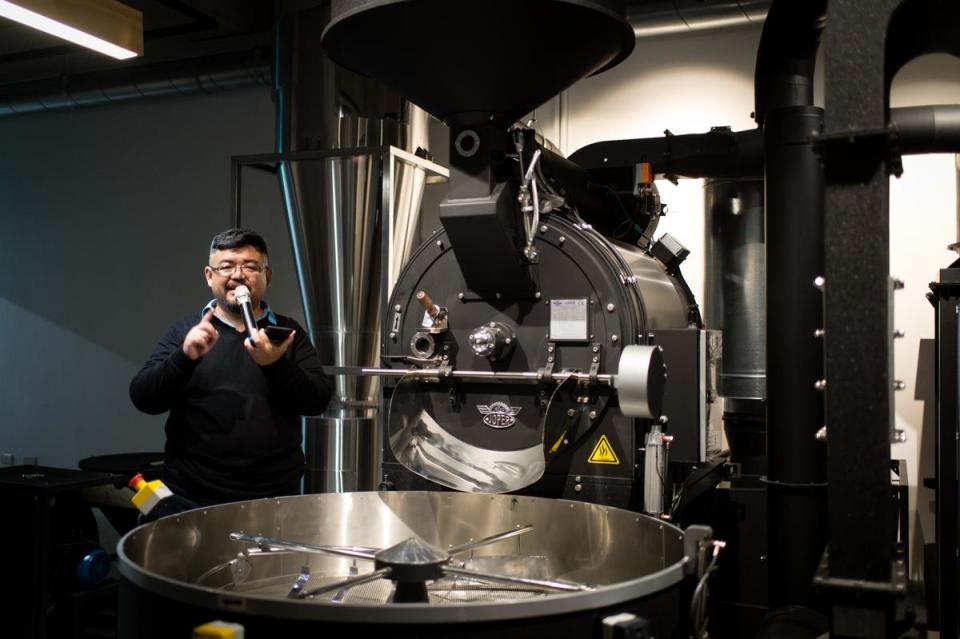 James特地向葡萄牙Joper訂購超大型烘豆機，一次可同時烘焙38公斤咖啡豆，為了排出烘焙過程產生的煙霧，還特別訂製了價值七位數的德國光觸媒系統。