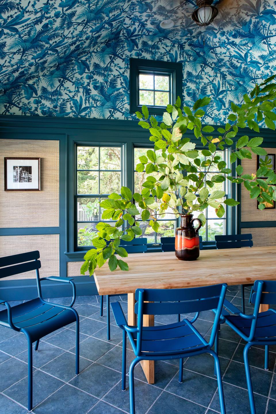 According to Galli, the pool cabana is the family’s favorite area of the home. The ceiling wallpaper, by House of Hackney, transforms the space into a fantastical oasis. The beige inset wallpaper is also by House of Hackney, while the dining chairs are from Fermob. The wooden dining table is from RH.