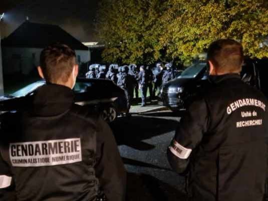 Les gendarmes au moment de l'interpellation d'un jeune homme soupçonné d'