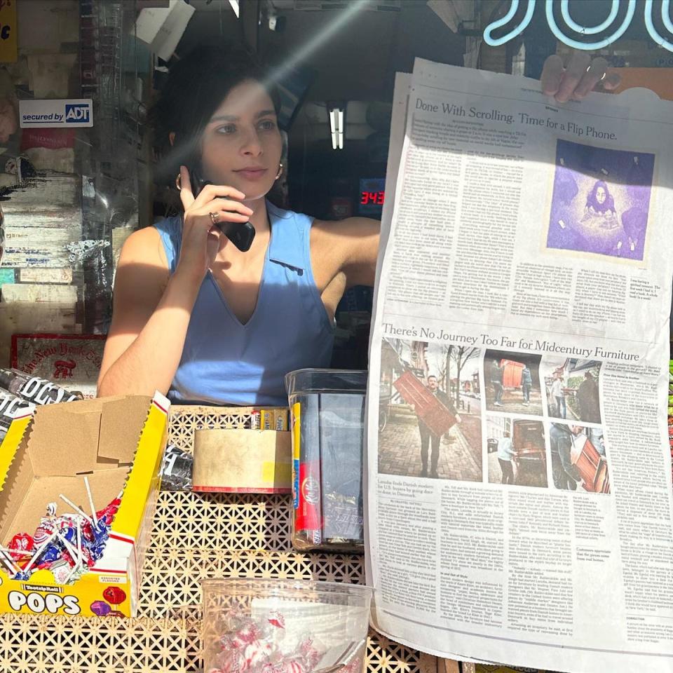 Fashion journalist Liana Satenstein with her flip phone (Via @liana_ava / Instagram)