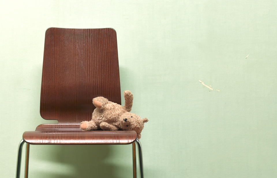 Vergessener Teddybär auf einem Stuhl