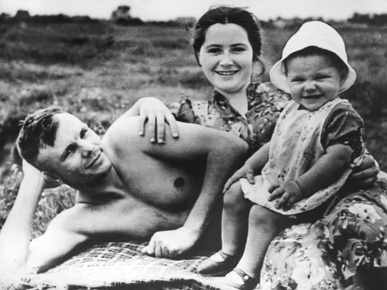 Yury Gagarin with his wife Valentina and daughter Jelena at the beach in June 1960